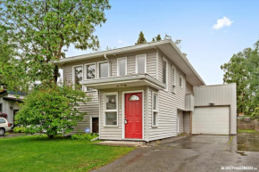 Historic Turnagain Home, w/Hot Tub, 4bd & 2.5 Bath